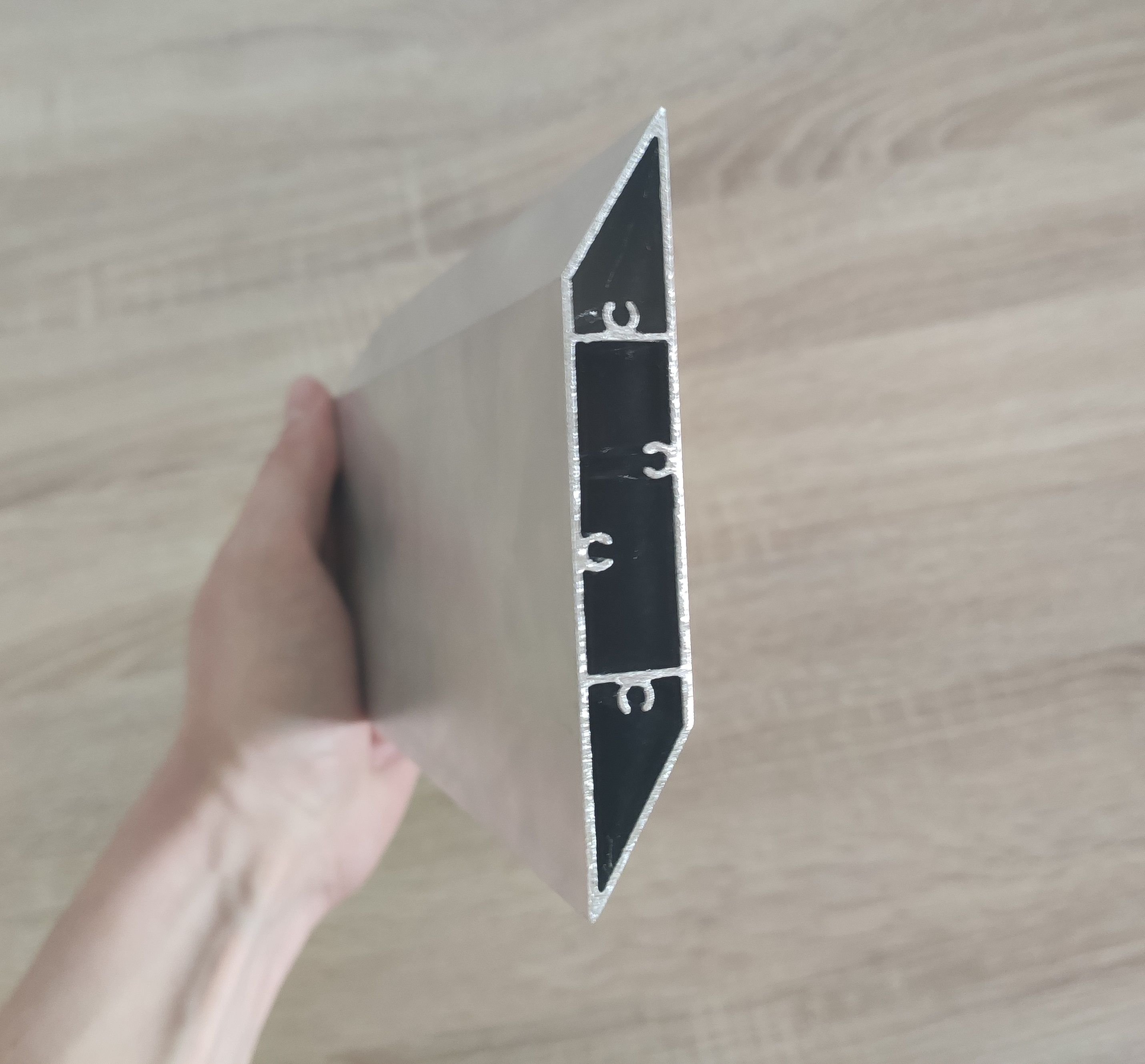 Lamelă din aluminiu în formă de paralelogram 
