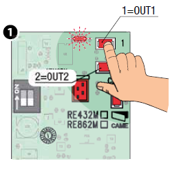 1. Țineți apăsat butonul de pe receptor corespunzător releului pe care doriți să îl memorați; LED-ul L1 va începe să clipească.