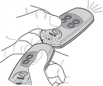 3. În decurs de 10 secunde, apropiați telecomanda originală din spate și țineți apăsat butonul care trebuie copiat. Dacă asocierea s-a realizat cu succes, LED-ul de pe telecomanda nouă va clipi de trei ori.