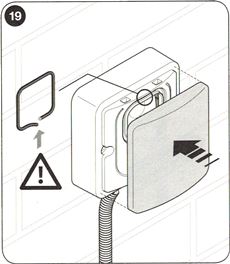 13. Montați capacul transparent. Nu uitați garnitura izolatoare.  