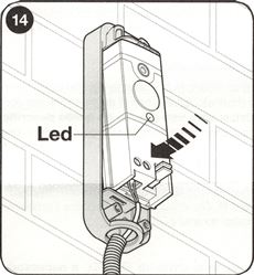 10. Montați placa electronică conectată în corpul fotocelulei și alimentați-o cu energie electrică. Efectuați etapa de detectare a dispozitivelor conectate la unitatea de comandă a motorului. 10. Montați placa electronică conectată în corpul fotocelulei și alimentați-o cu energie electrică. Efectuați etapa de detectare a dispozitivelor conectate la unitatea de comandă a motorului.