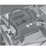 6. Scoateți capacul din plastic al conectorului 7. Conectați cablul bateriei la conector 8. Conectați cablul la conectorul bateriei