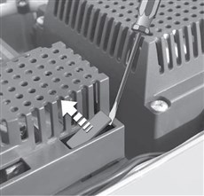 1. Scoateți capacul din plastic al conectorului bateriei