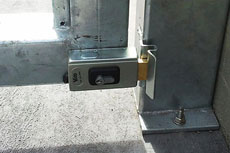 Montaj orizontal al încuietorii electrice NICE PLA10