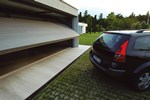 Ușă de garaj basculantă cu proeminență